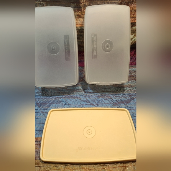 2 Tupperware Bowls ( 713-2. 713-14 ) and 1 lid ( 714-3 ) - Picture 2 of 3